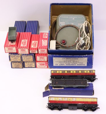 Lot 607 - A collection of Hornby Dublo 3-rail, to...