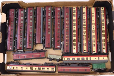 Lot 190 - Collection of various 00 gauge coaches to...
