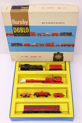 Lot 324 - 2049 Hornby-Dublo 2-rail Breakdown crane set...