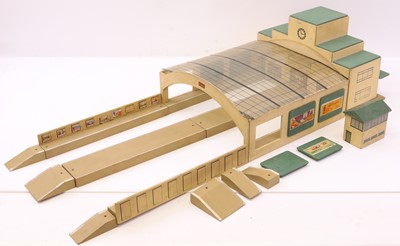 Lot 361 - Hornby-Dublo pre-war wooden City Station...