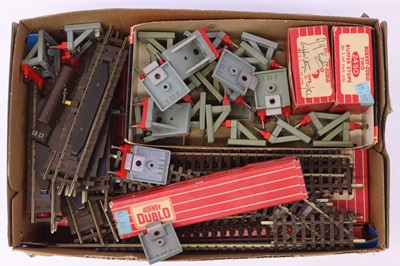 Lot 369 - Shoebox containing 2-rail track & buffers: 7...
