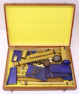 Lot 981 - Collection of 1930s Meccano, comprising blue...