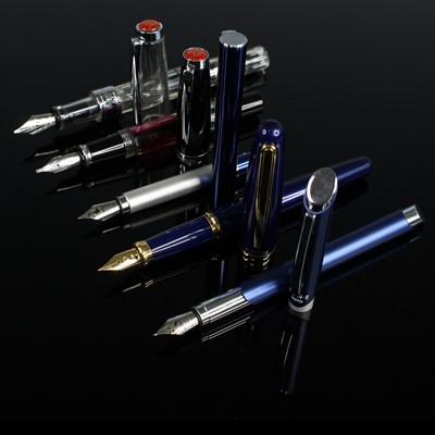 Lot 415 - A Japanese Platinum fountain pen, in navy blue...