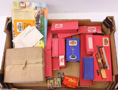 Lot 414 - Tray containing a variety of Hornby-Dublo...