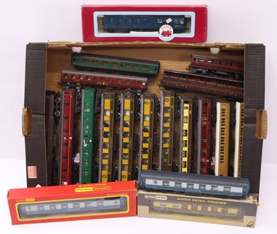 Lot 182 - 16 unboxed and 3 boxed 00 Gauge coaches by...