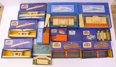 Lot 373 - Hornby-Dublo D1 buildings: One Through Station...