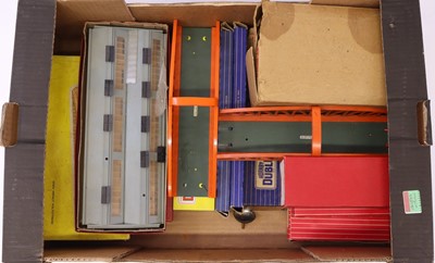 Lot 374 - Hornby-Dublo buildings: 5085 Suburban Station...