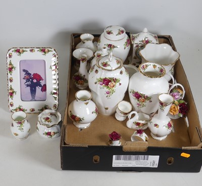 Lot 59 - A collection of ceramics and glass, to include...