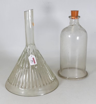 Lot 89 - A 20th century clear glass bell jar, with a...