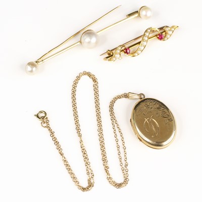 Lot 309 - A modern 9ct gold and engraved oval picture...