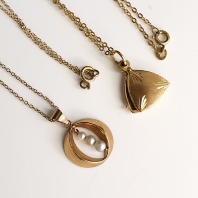 Lot 314 - A modern 18ct gold triform locket, on 18ct...