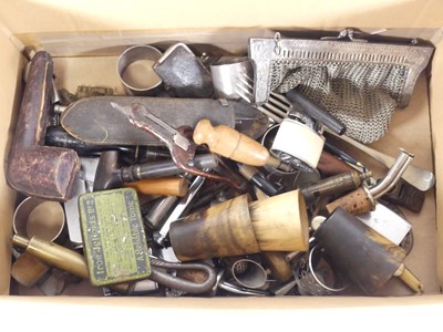 Lot 471 - A collection of items, to include a white...