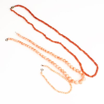 Lot 318 - A beaded pink coral single string necklace,...