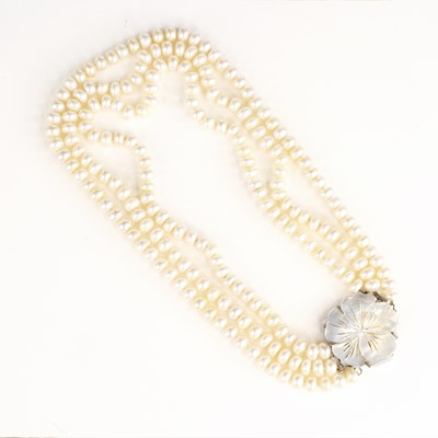 Lot 336 - A freshwater pearl triple string choker, with...