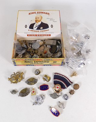Lot 440 - A collection of buttons and badges, to include...