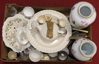 Lot 575 - A box of miscellaneous items to include a...