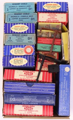 Lot 379 - Hornby-Dublo manual semaphore signals & other...