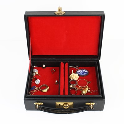 Lot 306 - A collection of costume and other jewellery to...