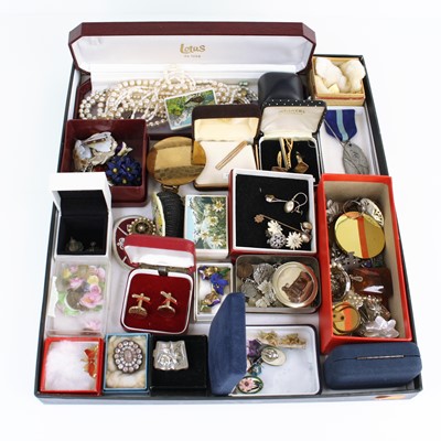 Lot 312 - A collection of miscellaneous costume...