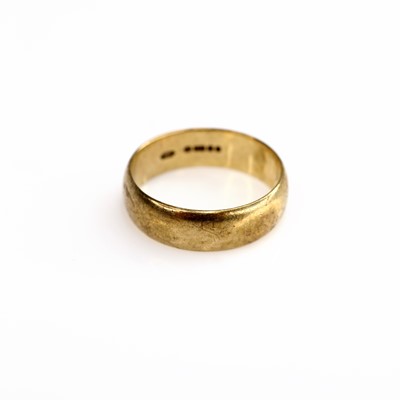 Lot 2069 - A 9ct yellow gold 5.85mm D shaped wedding ring....