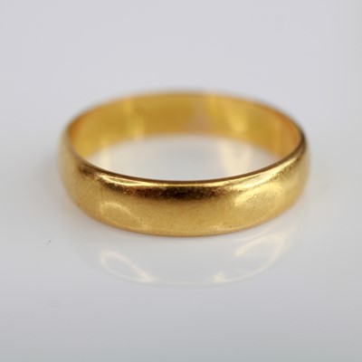 Lot 2079 - A 22ct gold 4.0mm D shaped wedding ring....