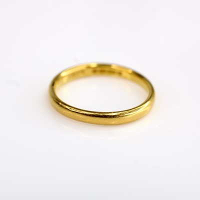 Lot 2094 - A 22ct gold 2.5mm. Court-shaped wedding ring....