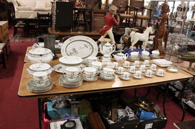Lot 29 - A Wedgwood 'Hummingbirds' pattern part table...
