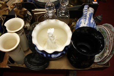 Lot 121 - A collection of ceramics and glass, to include...
