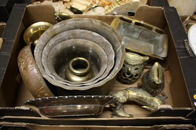 Lot 124 - A collection of metalware, to include a...