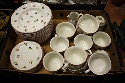 Lot 127 - A collection of Villeroy & Boch 'Petit Fleur'...