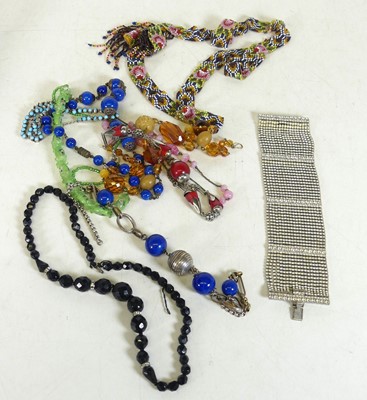 Lot 304 - A small collection of costume jewellery to...