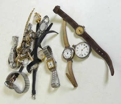 Lot 322 - An early 20th century lady's silver cased...