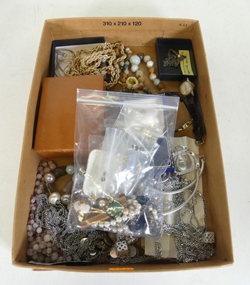 Lot 324 - A collection of assorted costume and other...