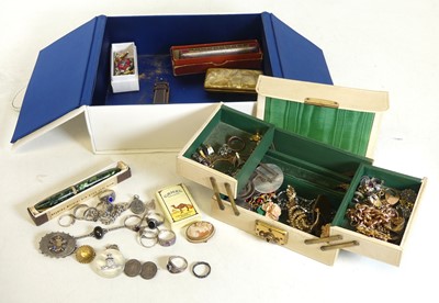 Lot 326 - A collection of assorted costume jewellery to...