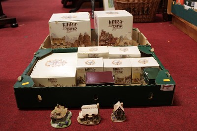 Lot 195 - A collection of boxed Lilliput Lane cottage...