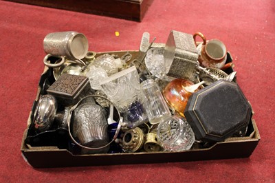 Lot 209 - A collection of items to include cut glass,...
