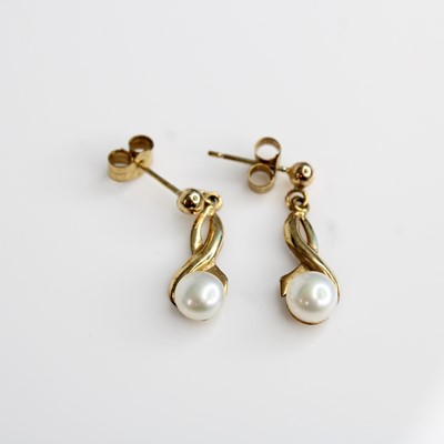 Lot 401 - A pair of 9ct gold and cultured pearl set...