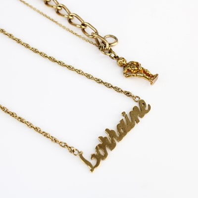 Lot 389 - A 9ct gold curb link bracelet with a single...