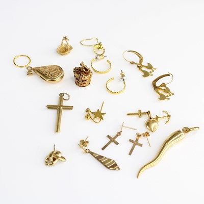 Lot 390 - Assorted principally 9ct gold pendents and...