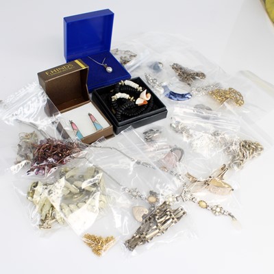 Lot 400 - Assorted costume jewellery to include silver...