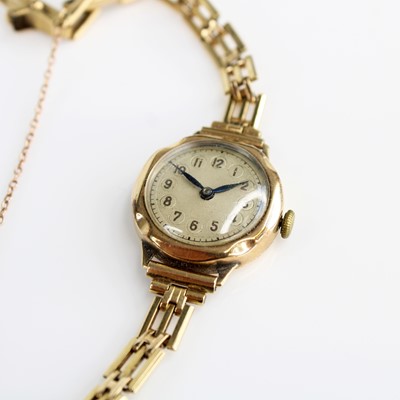 Lot 369 - A lady's vintage 9ct gold cased manual wind...