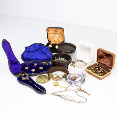 Lot 330 - A mixed lot to include assorted costume...