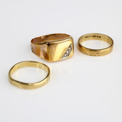 Lot 332 - A gent's 9ct gold and white paste set signet...