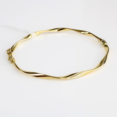 Lot 352 - A 9ct gold hollow hinge bangle, 6.5cm, 2.6g