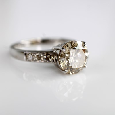 Lot 132 - A white metal diamond solitaire ring,...