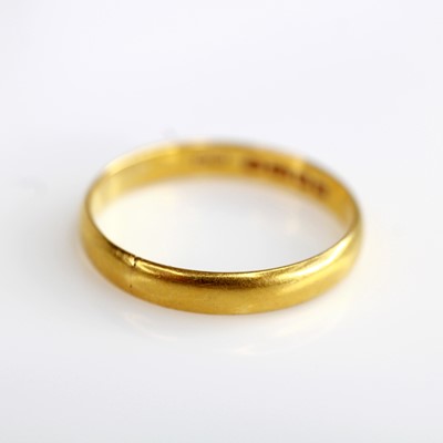 Lot 2152 - A 22ct gold 3.25mm D-shaped wedding band, size...