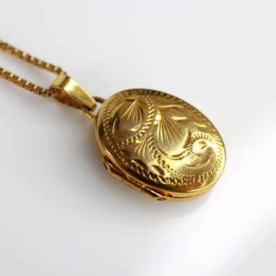 Lot 2139 - A continental yellow metal fine boxlink neck...