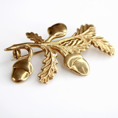 Lot 2146 - A modern 9ct gold pin brooch fashioned as an...