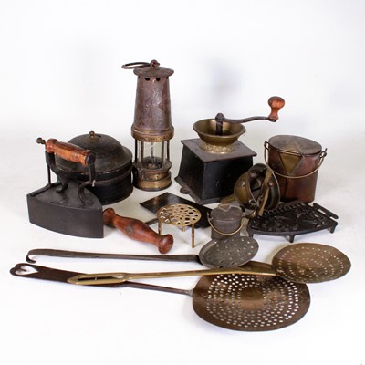 Lot 190 - A collection of miscellaneous items to include...