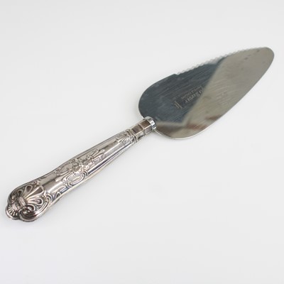Lot 326 - An Elizabeth II silver handled cake slice, in...